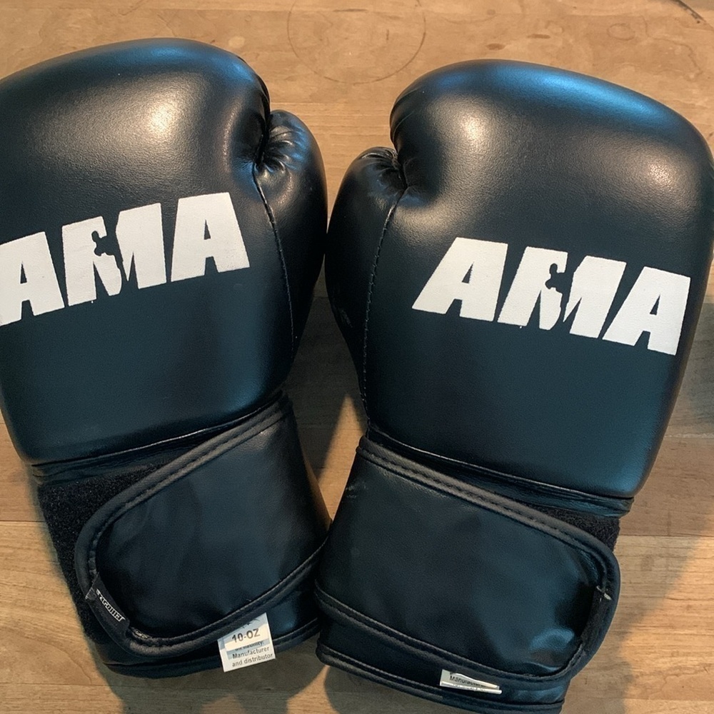 AMA Boxing Gloves Black 10 oz Sparring MMA boxing lessons amateur kick boxing